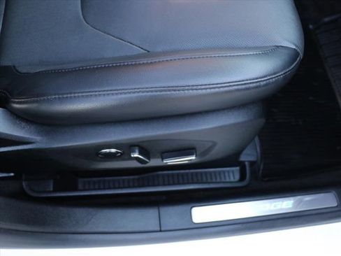 Used 2017 Ford Edge Titanium w/ Equipment Group 301A image 9