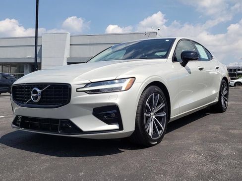 Used 2022 Volvo S60 B5 Momentum w/ Advanced Package AWD/4WD image 3