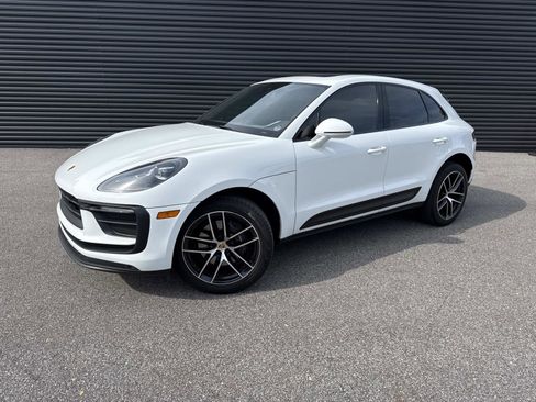 Certified 2022 Porsche Macan image 1