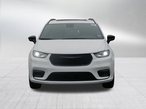 New 2026 Chrysler Pacifica Limited w/ S Appearance Package image 2