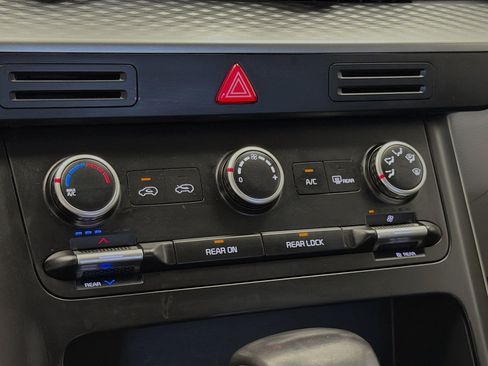Used 2024 Kia Carnival LX FWD image 10