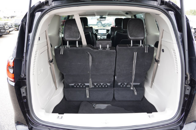 Certified 2024 Chrysler Pacifica Limited FWD image 23