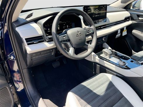 New 2025 Mitsubishi Outlander SE image 8