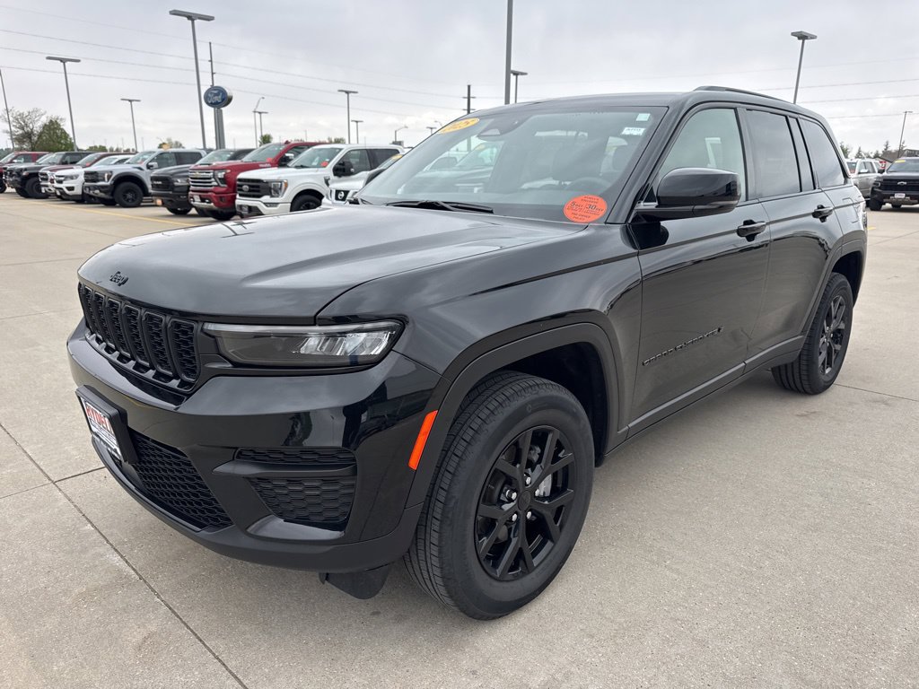 Used 2025 Jeep Grand Cherokee Altitude AWD/4WD image 24