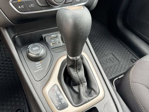 Used 2017 Jeep Cherokee Sport w/ Cold Weather Group AWD/4WD image 16