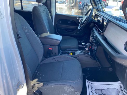Used 2025 Jeep Wrangler Willys image 24