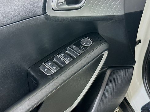 Used 2025 Kia Soul LX w/ LX Technology Package FWD image 15