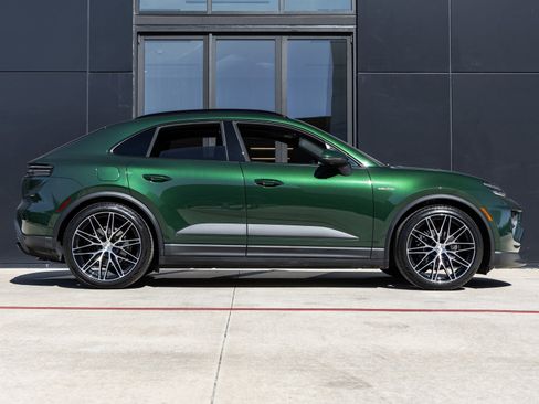 New 2025 Porsche Macan Electric image 12
