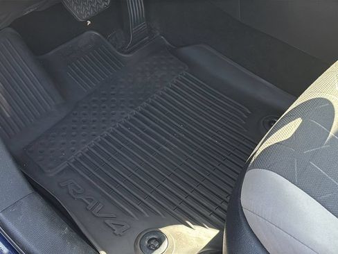 Used 2022 Toyota RAV4 XLE AWD/4WD image 13