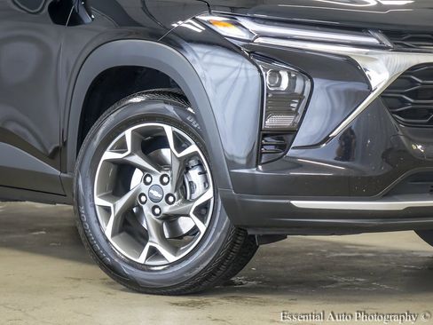 Used 2025 Chevrolet Trax LT FWD image 4