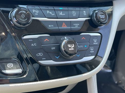 Used 2022 Chrysler Pacifica Limited AWD/4WD image 29