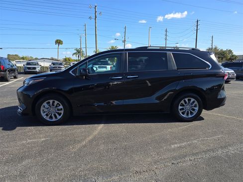 Used 2024 Toyota Sienna XLE image 6