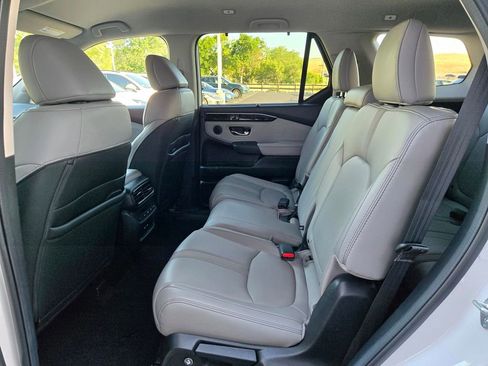 Used 2025 Honda Pilot EX-L image 10
