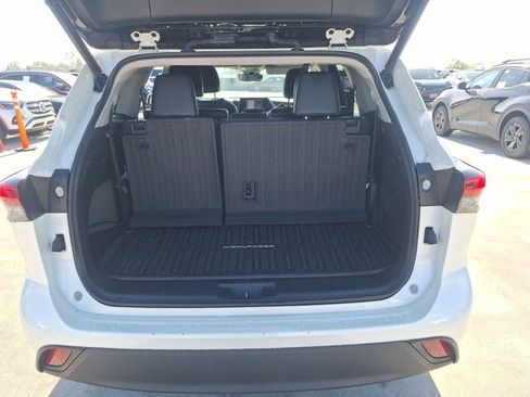 Used 2020 Toyota Highlander XLE FWD image 6