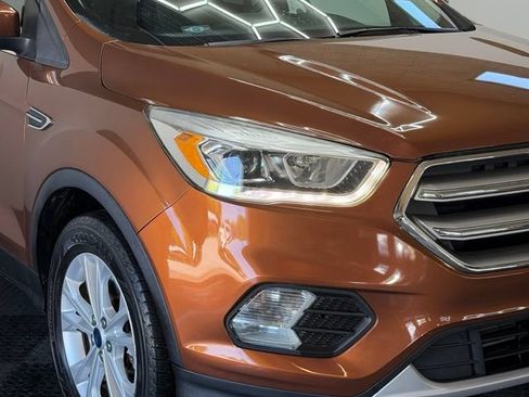 Used 2017 Ford Escape SE w/ Equipment Group 201A AWD/4WD image 2