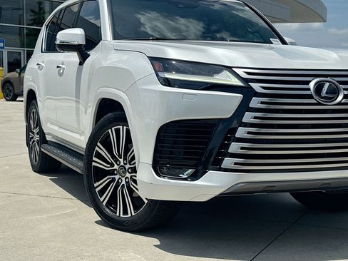 Used 2023 Lexus LX 600 4WD w/ Luxury Package image 9