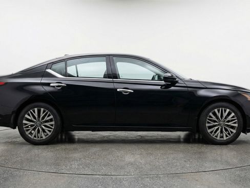 Used 2025 Nissan Altima 2.5 SV image 11