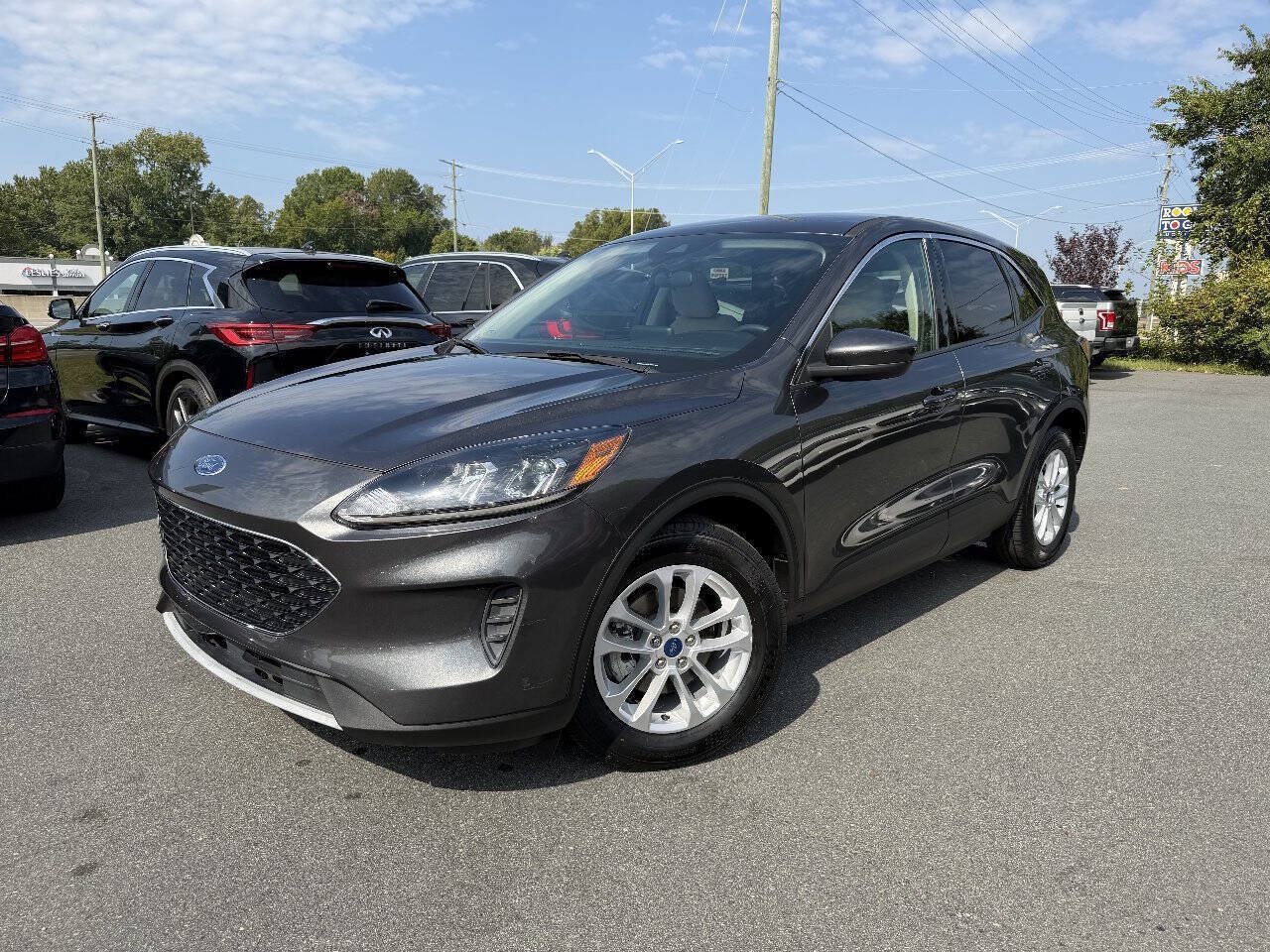 Used 2020 Ford Escape SE FWD image 1