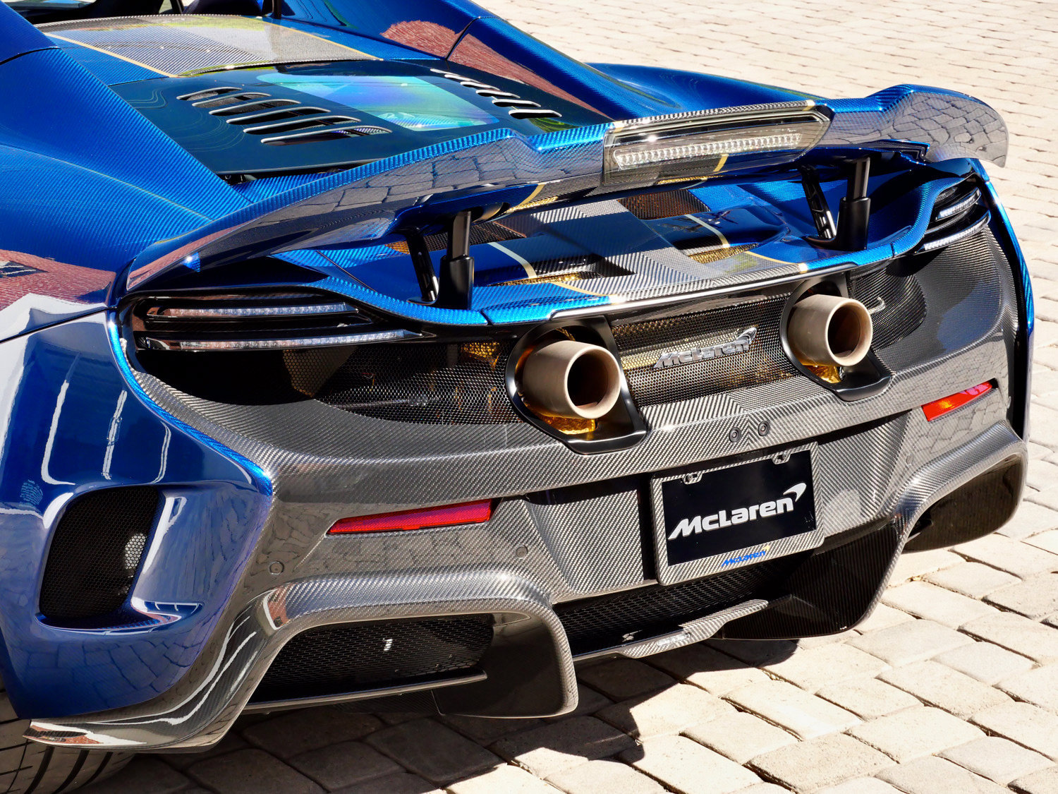Used 2016 McLaren 675LT Spider RWD image 38