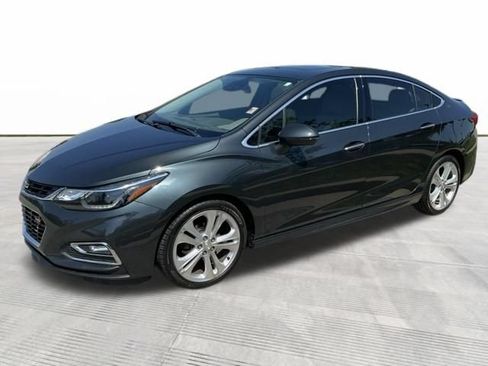 Used 2017 Chevrolet Cruze Premier FWD image 3