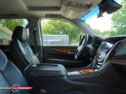 Used 2018 Cadillac Escalade Luxury AWD/4WD image 34
