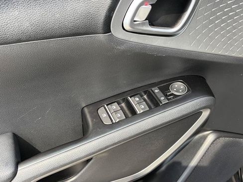 Used 2020 Kia Soul LX FWD image 12