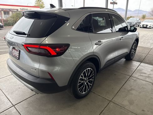 Used 2024 Ford Escape SE image 4