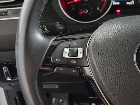 Used 2018 Volkswagen Tiguan SE w/ Panoramic Sunroof Package image 32