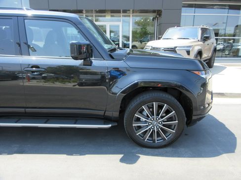 Used 2024 Lexus GX 550 w/ Accessory Package (2T) AWD/4WD image 12