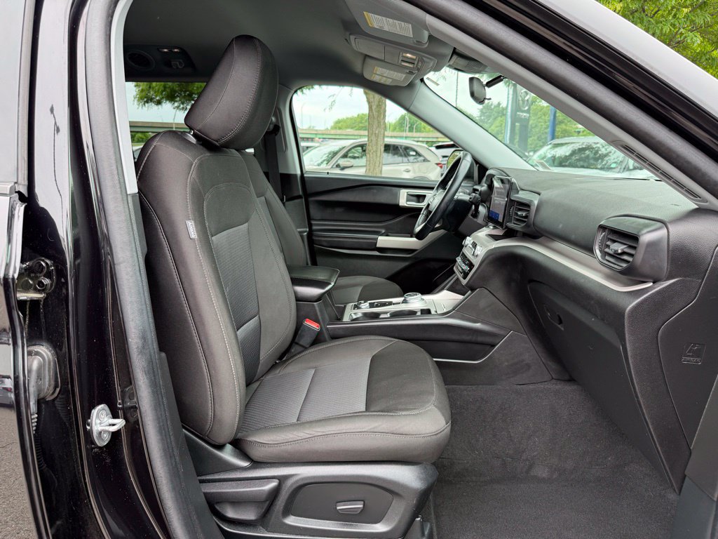 Used 2023 Ford Explorer XLT AWD/4WD image 31