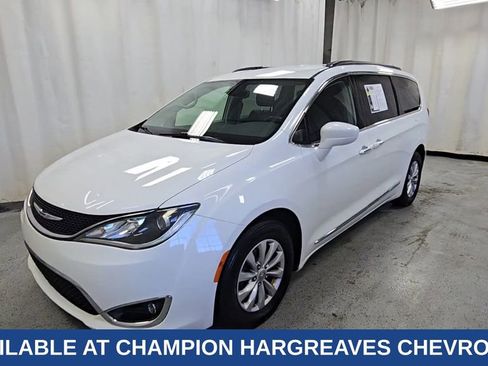 Used 2017 Chrysler Pacifica Touring-L w/ 13 Speaker Alpine Sound Group image 6