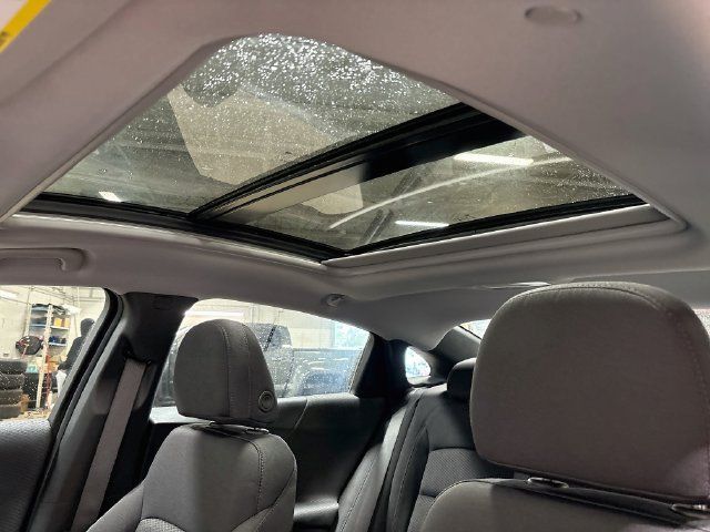 Used 2021 Chevrolet Malibu LT FWD image 19