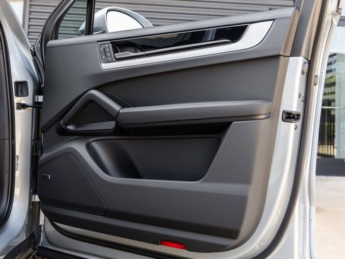 Certified 2025 Porsche Cayenne Coupe image 37
