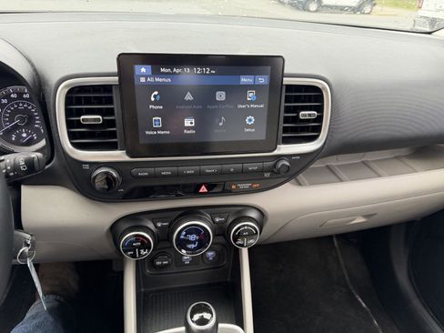 Used 2021 Hyundai Venue SEL image 22