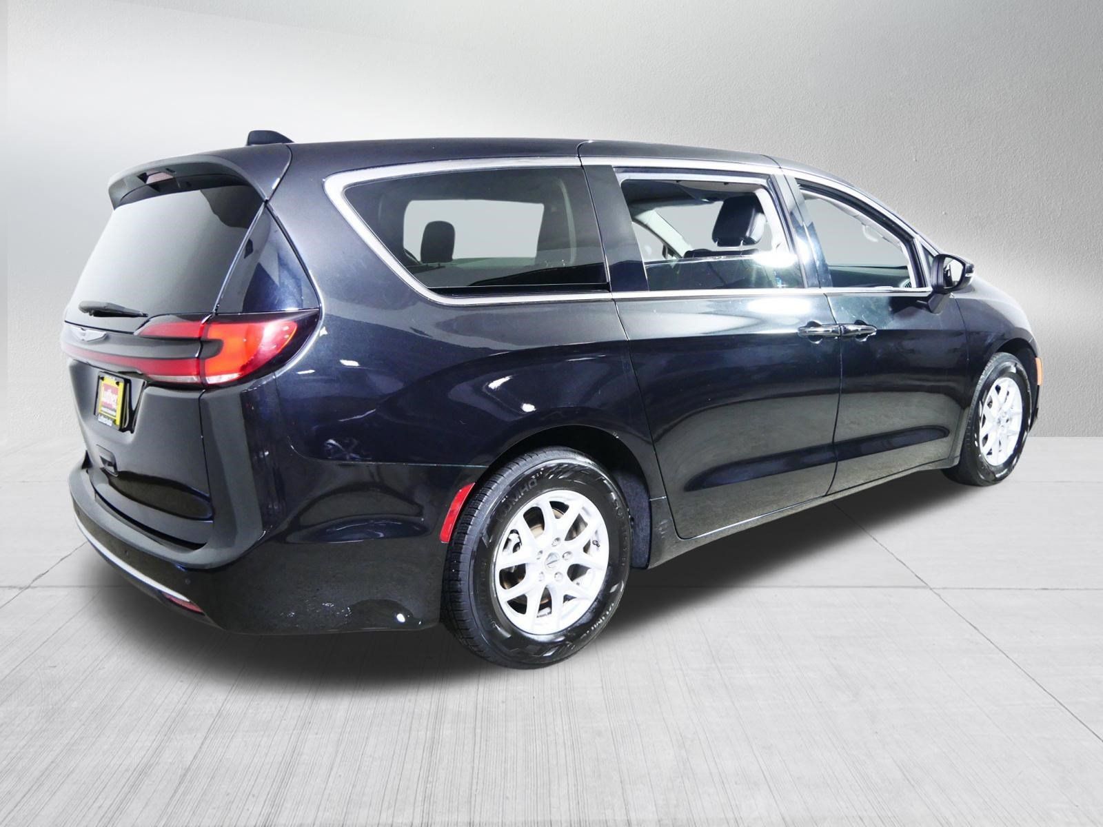 Used 2023 Chrysler Pacifica Touring-L FWD image 7