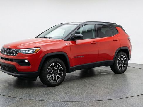 Used 2025 Jeep Compass Trailhawk image 3