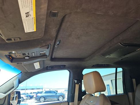 Used 2017 Cadillac Escalade ESV Platinum RWD image 16