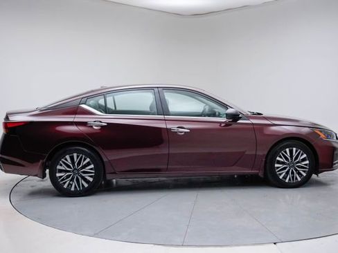 Used 2024 Nissan Altima 2.5 SV image 9