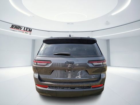 New 2025 Jeep Grand Cherokee L Laredo image 4