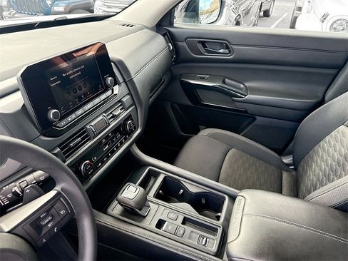 Used 2024 Nissan Pathfinder S image 26