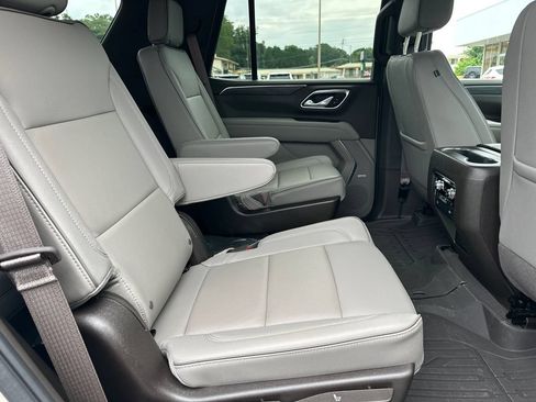 Used 2024 GMC Yukon SLT w/ SLT Luxury Package RWD image 16