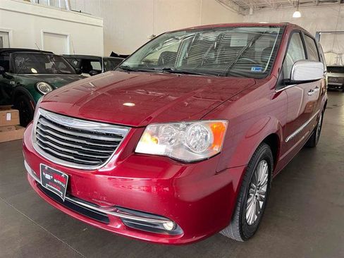 Used 2015 Chrysler Town & Country Touring-L w/ Driver Convenience Group FWD image 2