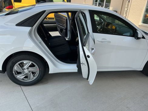 New 2026 Hyundai Elantra SE FWD image 15