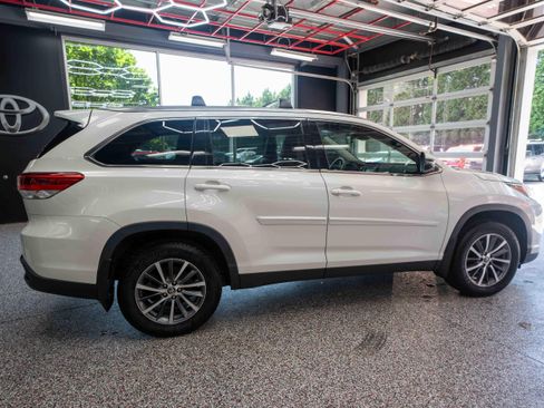 Used 2019 Toyota Highlander XLE AWD/4WD image 4