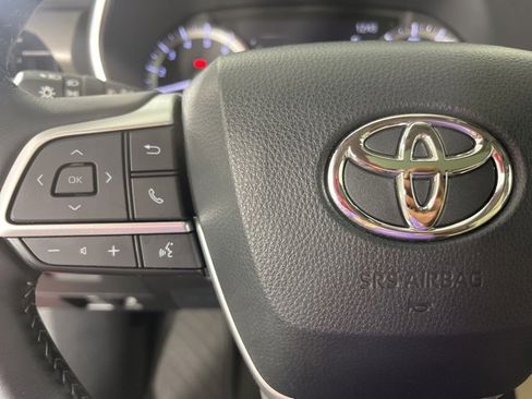 Certified 2023 Toyota Highlander XLE image 9