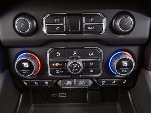 Used 2023 Chevrolet Suburban Premier AWD/4WD image 28