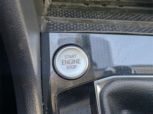 Certified 2025 Volkswagen Taos SE w/ Panoramic Sunroof Package image 33