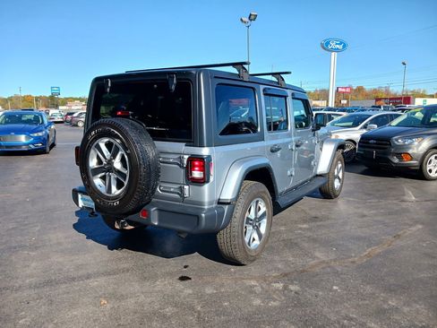 Used 2018 Jeep Wrangler Unlimited Sahara AWD/4WD image 11