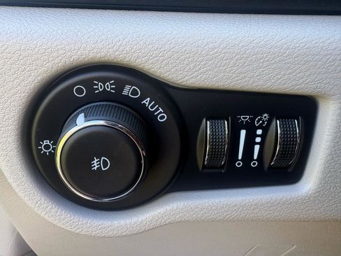 Used 2022 Chrysler Pacifica Touring-L image 13