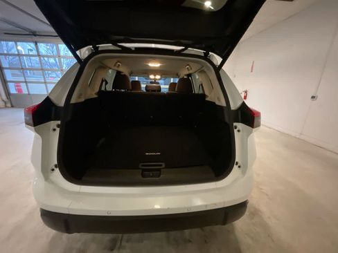 Used 2024 Nissan Rogue SV image 23